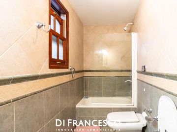 Venta - Casa de 7 ambientes A 200 MTS DEL MAR en CARILO - CHALET