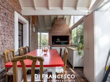 Venta - Casa de 7 ambientes A 200 MTS DEL MAR en CARILO - CHALET