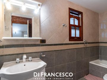 Venta - Casa de 7 ambientes A 200 MTS DEL MAR en CARILO - CHALET