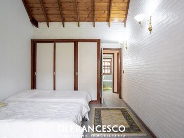 Venta - Casa de 7 ambientes A 200 MTS DEL MAR en CARILO - CHALET
