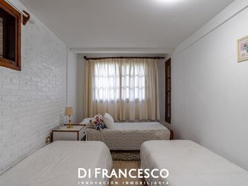Venta - Casa de 7 ambientes A 200 MTS DEL MAR en CARILO - CHALET