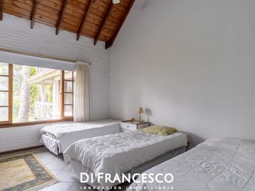 Venta - Casa de 7 ambientes A 200 MTS DEL MAR en CARILO - CHALET
