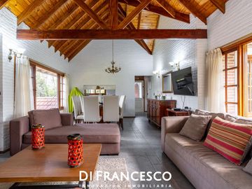 Venta - Casa de 7 ambientes A 200 MTS DEL MAR en CARILO - CHALET