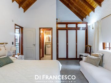 Venta - Casa de 7 ambientes A 200 MTS DEL MAR en CARILO - CHALET