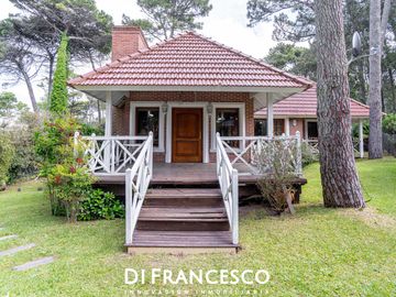 Venta - Casa de 7 ambientes A 200 MTS DEL MAR en CARILO - CHALET