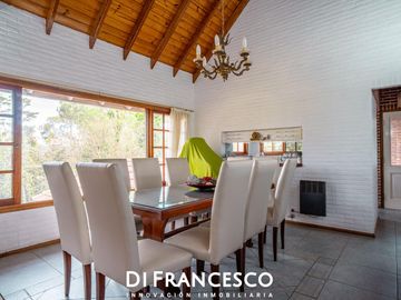 Venta - Casa de 7 ambientes A 200 MTS DEL MAR en CARILO - CHALET