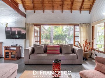 Venta - Casa de 7 ambientes A 200 MTS DEL MAR en CARILO - CHALET
