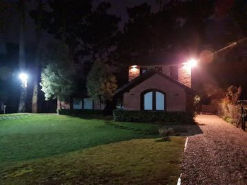 EXCELENTE CHALET 5 AMB. CARILO