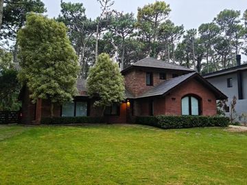 EXCELENTE CHALET 5 AMB. CARILO