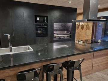 EXCELENTE CHALET 5 AMB. CARILO