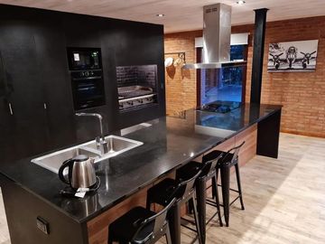 EXCELENTE CHALET 5 AMB. CARILO