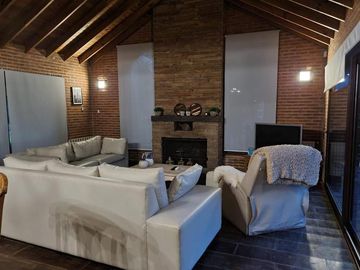 EXCELENTE CHALET 5 AMB. CARILO