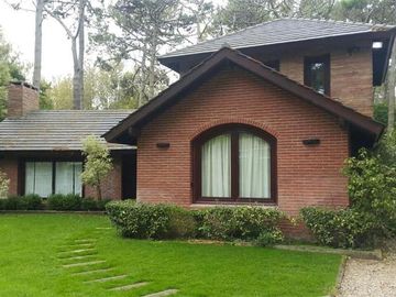EXCELENTE CHALET 5 AMB. CARILO