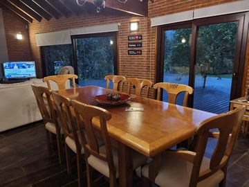 EXCELENTE CHALET 5 AMB. CARILO