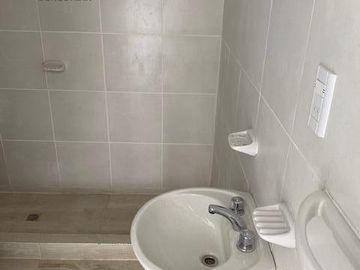 Casa en planta baja con dos dormitorios, baño, cocina, living, patio. En planta alta dos departamentos de un dormitorio y un monoambiente amplio con b