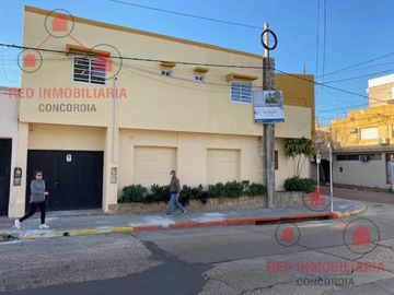 Casa en planta baja con dos dormitorios, baño, cocina, living, patio. En planta alta dos departamentos de un dormitorio y un monoambiente amplio con b
