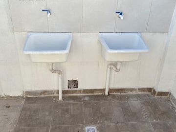 Casa en planta baja con dos dormitorios, baño, cocina, living, patio. En planta alta dos departamentos de un dormitorio y un monoambiente amplio con b