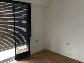 Casa en planta baja con dos dormitorios, baño, cocina, living, patio. En planta alta dos departamentos de un dormitorio y un monoambiente amplio con b