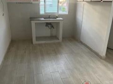 Casa en planta baja con dos dormitorios, baño, cocina, living, patio. En planta alta dos departamentos de un dormitorio y un monoambiente amplio con b