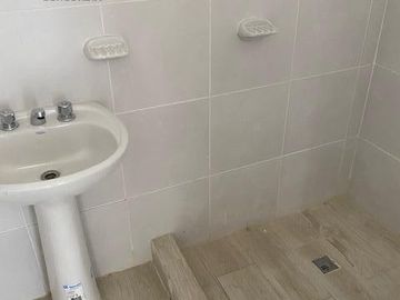 Casa en planta baja con dos dormitorios, baño, cocina, living, patio. En planta alta dos departamentos de un dormitorio y un monoambiente amplio con b