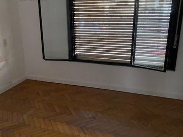 Casa en planta baja con dos dormitorios, baño, cocina, living, patio. En planta alta dos departamentos de un dormitorio y un monoambiente amplio con b