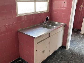 Casa en planta baja con dos dormitorios, baño, cocina, living, patio. En planta alta dos departamentos de un dormitorio y un monoambiente amplio con b