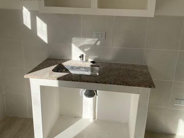 Casa en planta baja con dos dormitorios, baño, cocina, living, patio. En planta alta dos departamentos de un dormitorio y un monoambiente amplio con b