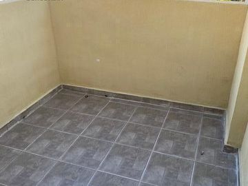 Casa en planta baja con dos dormitorios, baño, cocina, living, patio. En planta alta dos departamentos de un dormitorio y un monoambiente amplio con b