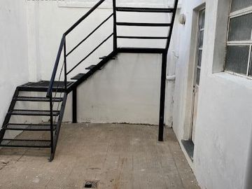 Casa en planta baja con dos dormitorios, baño, cocina, living, patio. En planta alta dos departamentos de un dormitorio y un monoambiente amplio con b