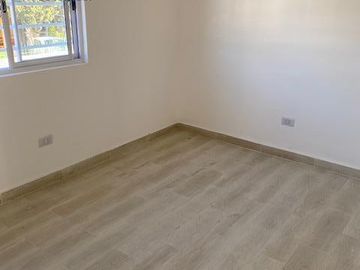 Casa en planta baja con dos dormitorios, baño, cocina, living, patio. En planta alta dos departamentos de un dormitorio y un monoambiente amplio con b