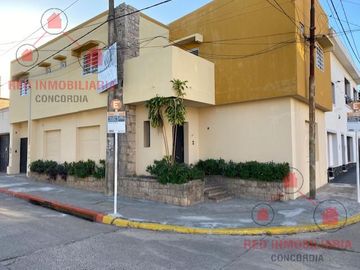Casa en planta baja con dos dormitorios, baño, cocina, living, patio. En planta alta dos departamentos de un dormitorio y un monoambiente amplio con b