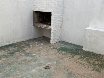 Casa en planta baja con dos dormitorios, baño, cocina, living, patio. En planta alta dos departamentos de un dormitorio y un monoambiente amplio con b