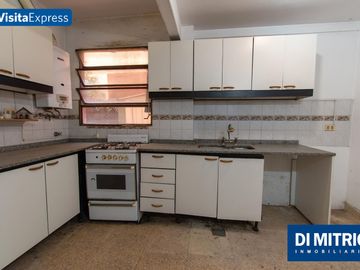¡4 Ambientes con Patio y Balcon para reciclarlo a tu gusto! Visitalo Express HOY mismo!