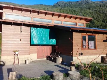 Casa 3 ambientes en Lago Puelo, frente al parque nacional