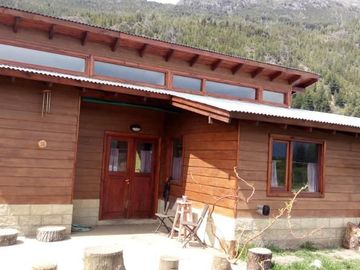 Casa 3 ambientes en Lago Puelo, frente al parque nacional