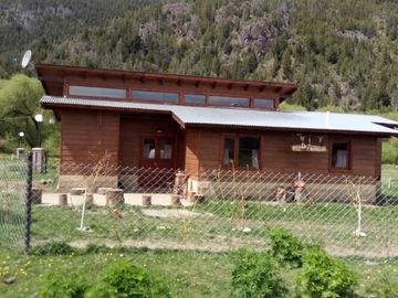 Casa 3 ambientes en Lago Puelo, frente al parque nacional