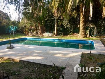 VENTA | CASA  Estilo Rustico, c/Jardin y Pileta   2 Cabañas | La Bota