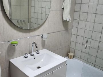 Dpto 2 amb. 45 m2 total, a estrenar y amueblado, c/ cocina aparte, Villa Luro.