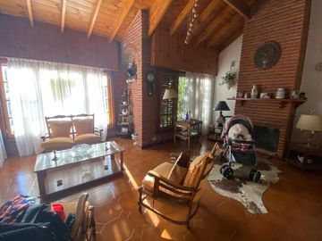 Chalet 4 ambientes con garage pasante sobre lote de 333m2 en Angel Roffo y Florisbelo Acosta