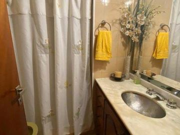 Chalet 4 ambientes con garage pasante sobre lote de 333m2 en Angel Roffo y Florisbelo Acosta