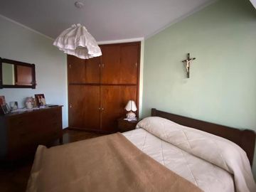 Chalet 4 ambientes con garage pasante sobre lote de 333m2 en Angel Roffo y Florisbelo Acosta