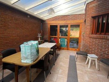 Chalet 4 ambientes con garage pasante sobre lote de 333m2 en Angel Roffo y Florisbelo Acosta