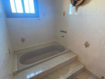 Chalet 4 ambientes con garage pasante sobre lote de 333m2 en Angel Roffo y Florisbelo Acosta