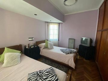 Chalet 4 ambientes con garage pasante sobre lote de 333m2 en Angel Roffo y Florisbelo Acosta