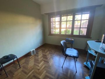 Chalet 4 ambientes con garage pasante sobre lote de 333m2 en Angel Roffo y Florisbelo Acosta