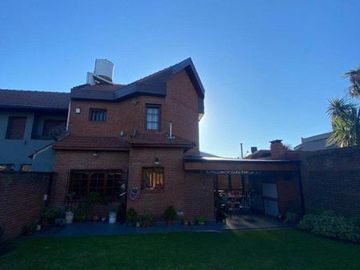Chalet 4 ambientes con garage pasante sobre lote de 333m2 en Angel Roffo y Florisbelo Acosta