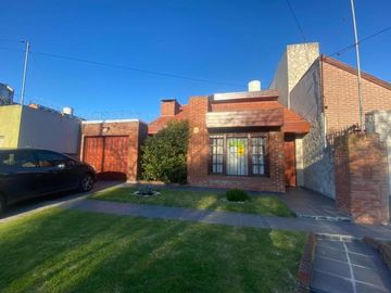 Chalet 4 ambientes con garage pasante sobre lote de 333m2 en Angel Roffo y Florisbelo Acosta