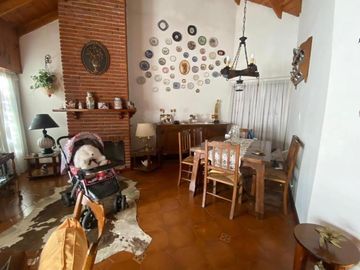 Chalet 4 ambientes con garage pasante sobre lote de 333m2 en Angel Roffo y Florisbelo Acosta