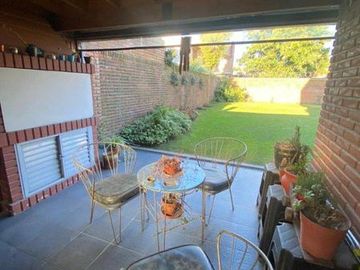 Chalet 4 ambientes con garage pasante sobre lote de 333m2 en Angel Roffo y Florisbelo Acosta