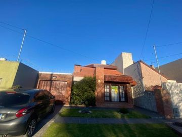 Chalet 4 ambientes con garage pasante sobre lote de 333m2 en Angel Roffo y Florisbelo Acosta